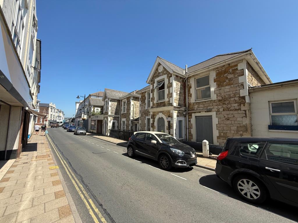 Lot: 16 - TERRACE OF RETAIL UNITS AND UPPER PARTS WITH POTENTIAL - View of the front of the building taken from the High Street